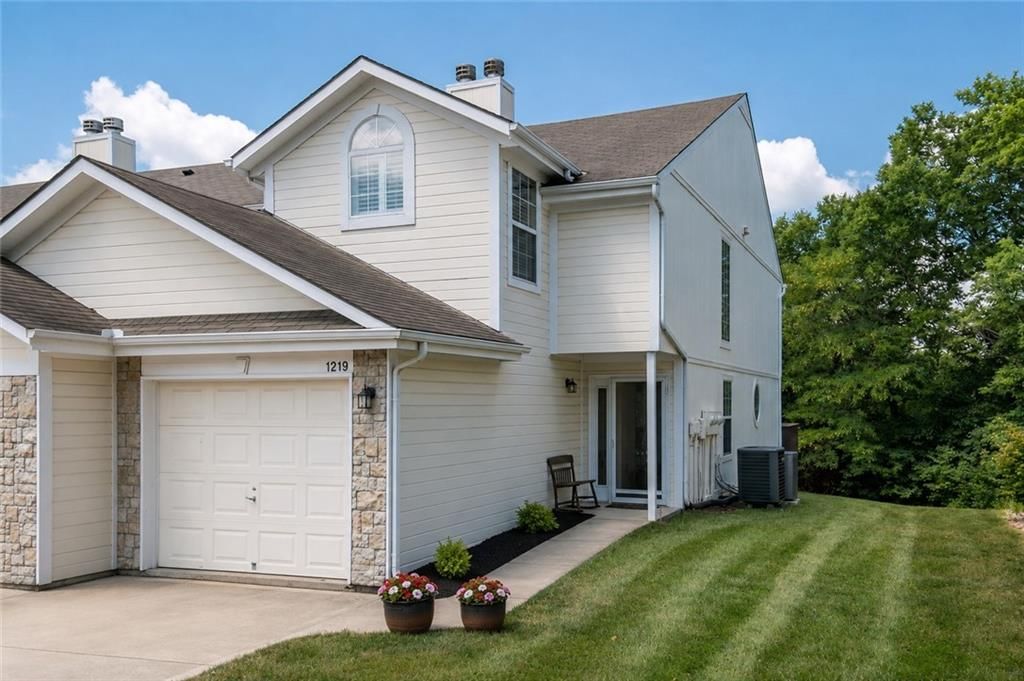 1219 NW Hidden Ridge Circle — photo 1