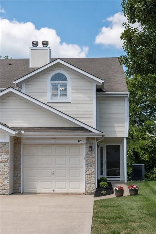 1219 NW Hidden Ridge Circle — photo 2