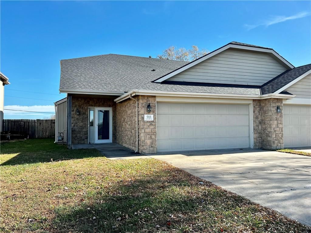 916 Eagle Ridge Drive — photo 1