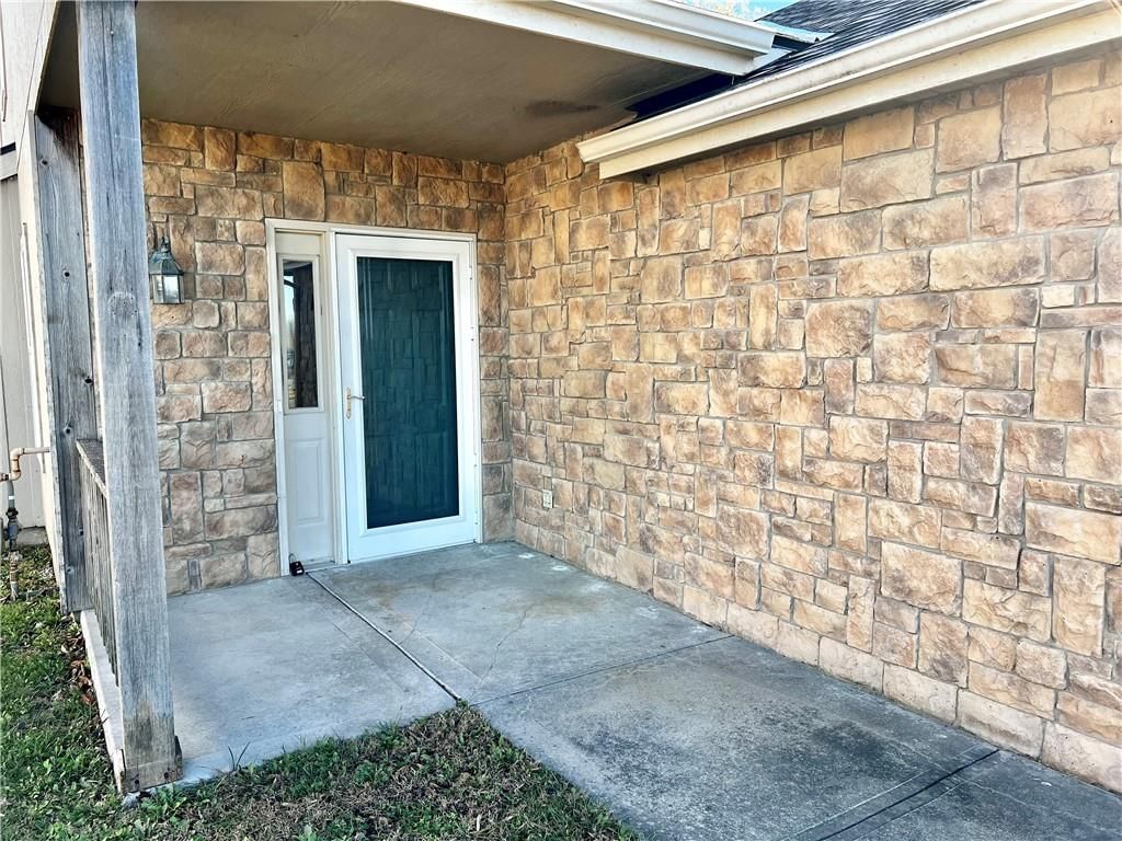 916 Eagle Ridge Drive — photo 2
