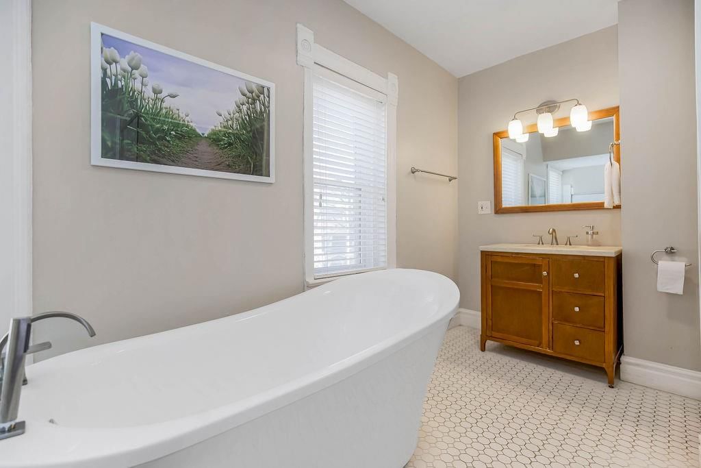 3949 Warwick Boulevard — photo 50