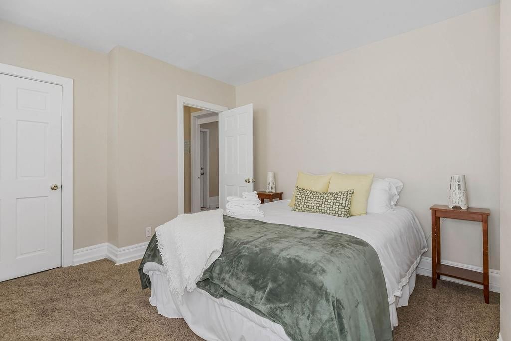 3949 Warwick Boulevard — photo 71