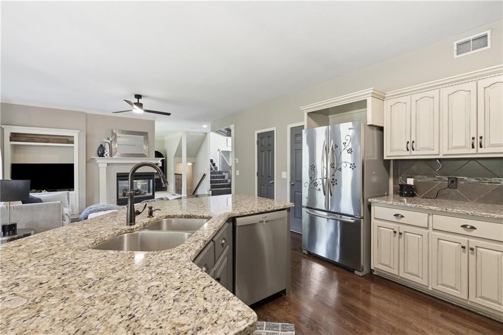 1550 CARRIAGE Circle — photo 12