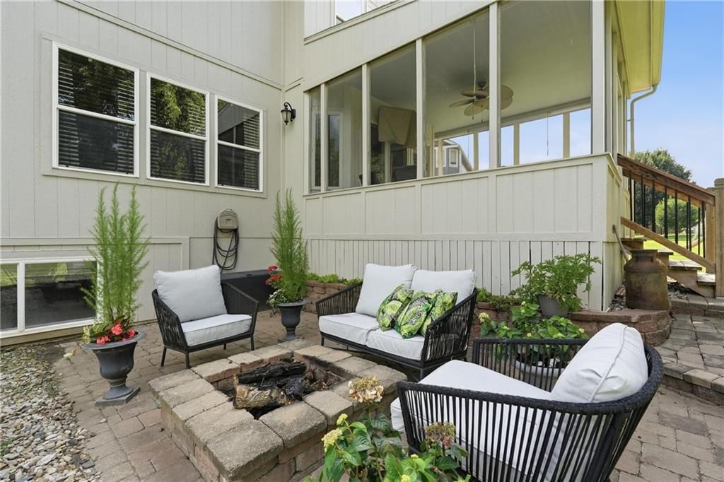 1550 CARRIAGE Circle — photo 32