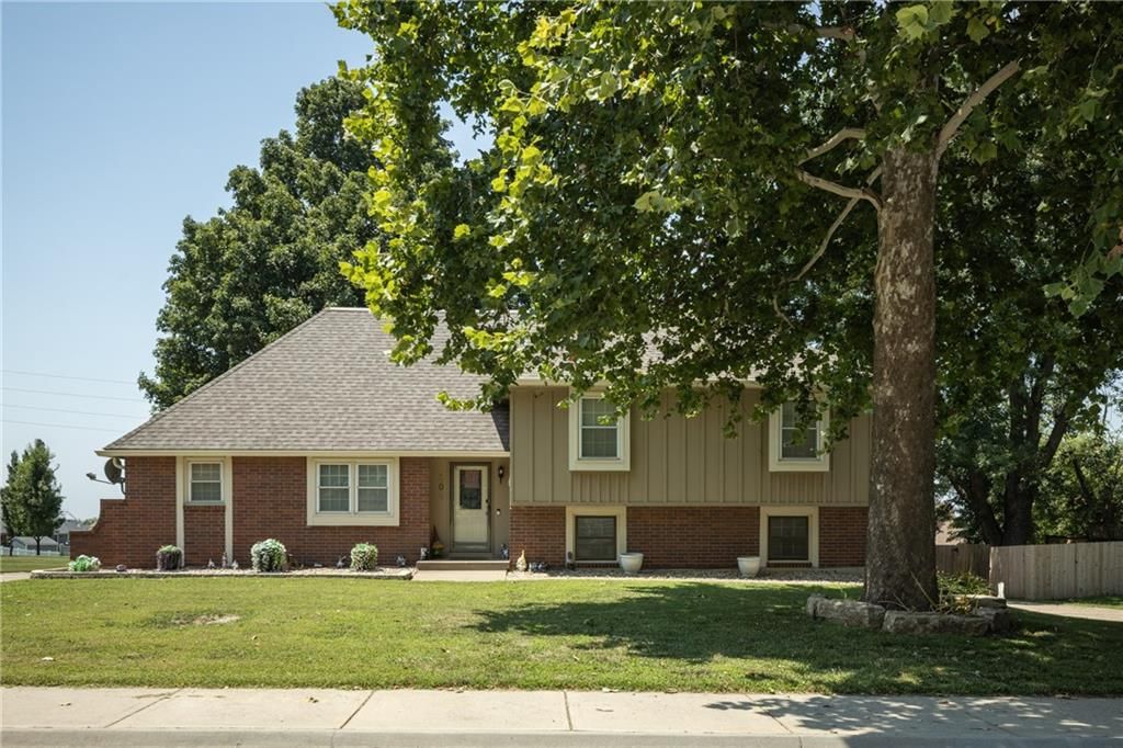 404 S SUNSET Lane — photo 1