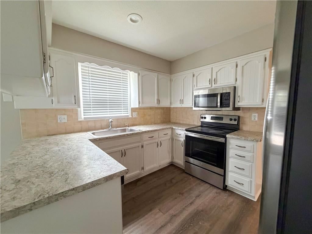 Photo 5 of 23 - 201 SE Princeton Place, Blue Springs, MO 64014