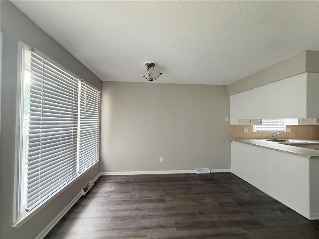 Photo 7 of 23 - 201 SE Princeton Place, Blue Springs, MO 64014