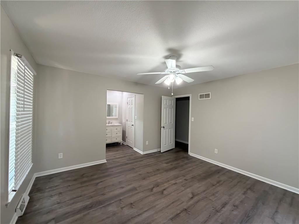 Photo 14 of 23 - 201 SE Princeton Place, Blue Springs, MO 64014