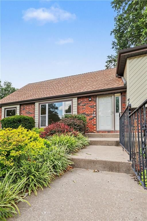 419 Gordon Drive — photo 2
