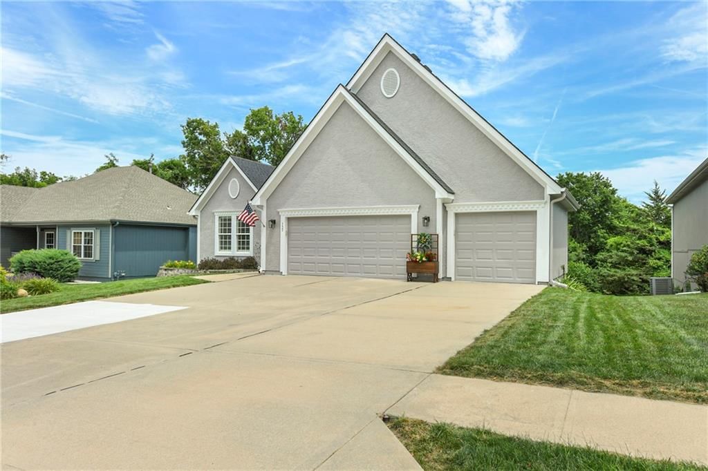 537 NE Topaz Drive — photo 3