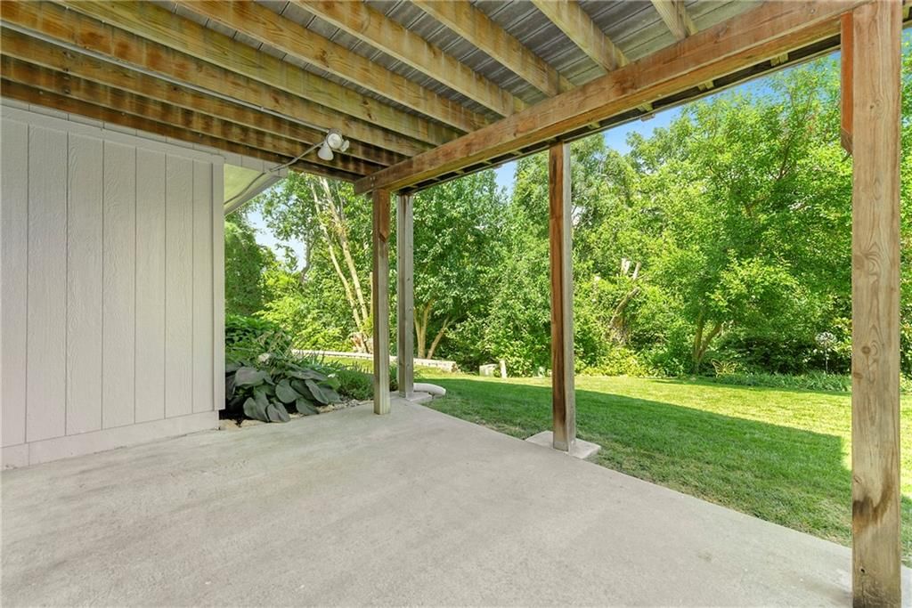 537 NE Topaz Drive — photo 40