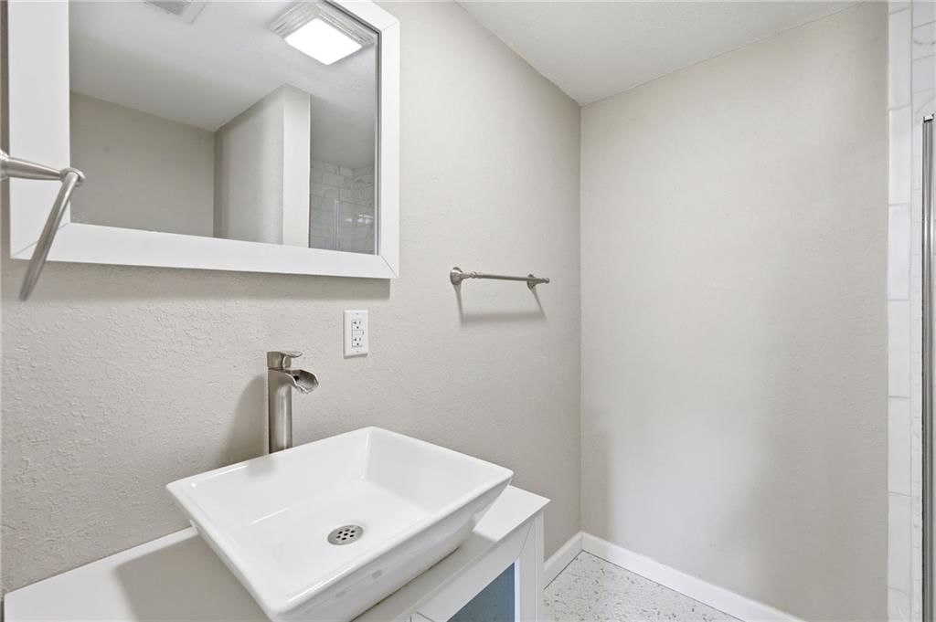 1620 E 10th Street — photo 31
