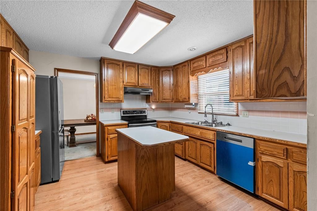 224 S Chambery Drive — photo 9
