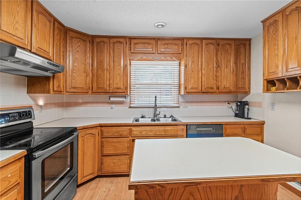 224 S Chambery Drive — photo 10