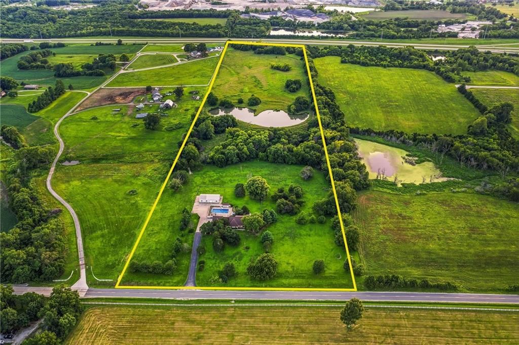 Photo 5 of 11 - 24960 Metcalf Road, Louisburg, KS 66053