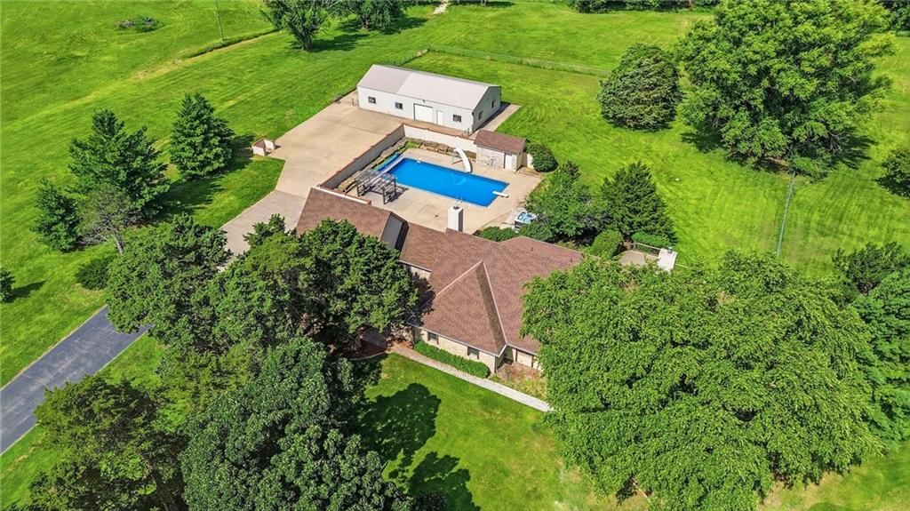 Photo 6 of 11 - 24960 Metcalf Road, Louisburg, KS 66053