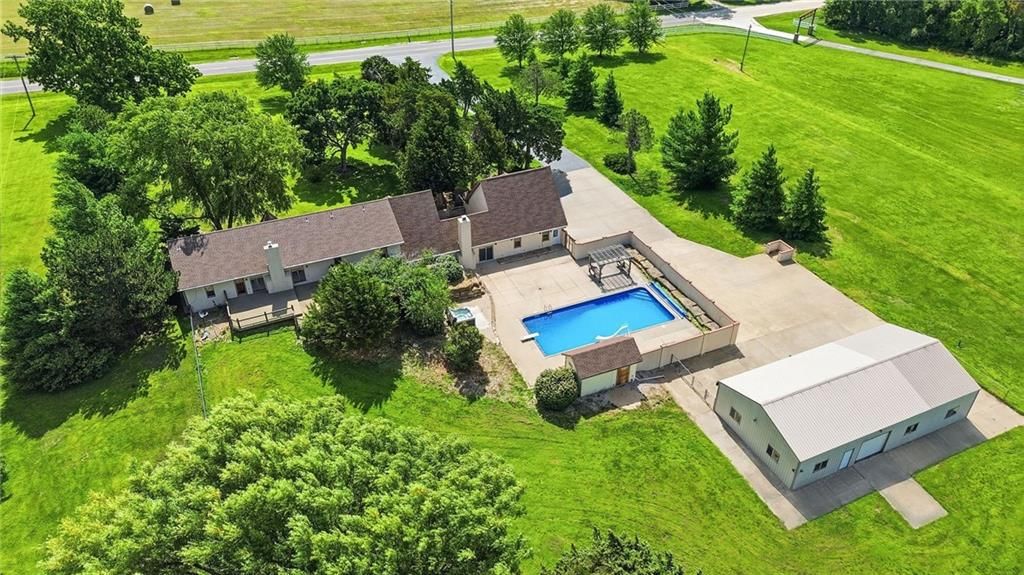 Photo 7 of 11 - 24960 Metcalf Road, Louisburg, KS 66053