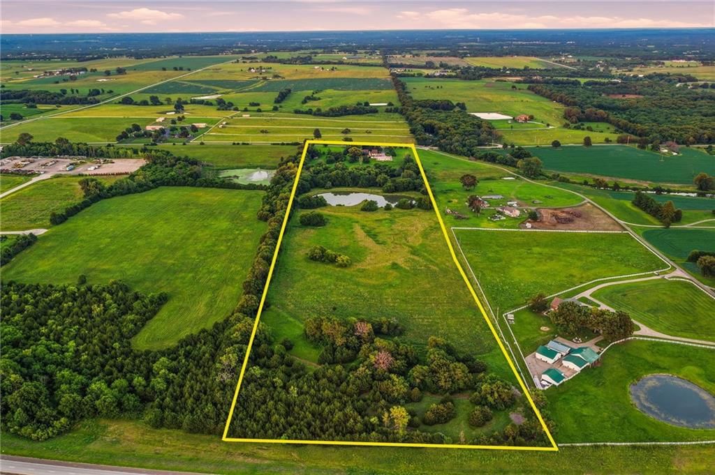 Photo 10 of 11 - 24960 Metcalf Road, Louisburg, KS 66053