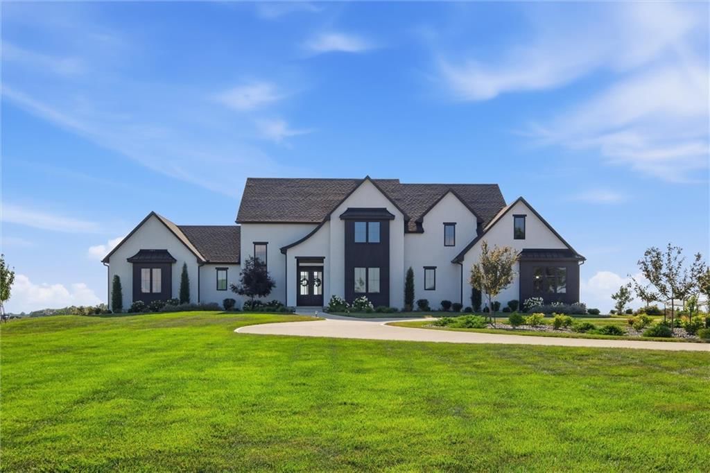 Photo 2 of 80 - 10504 Stonehaus Drive, Lee's Summit, MO 64086