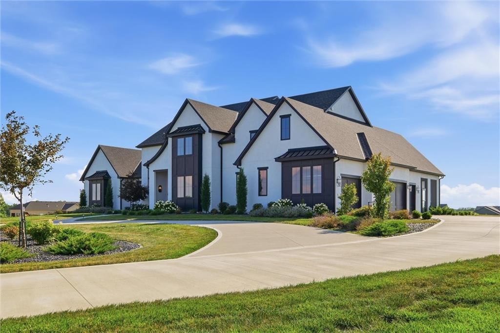 Photo 4 of 80 - 10504 Stonehaus Drive, Lee's Summit, MO 64086