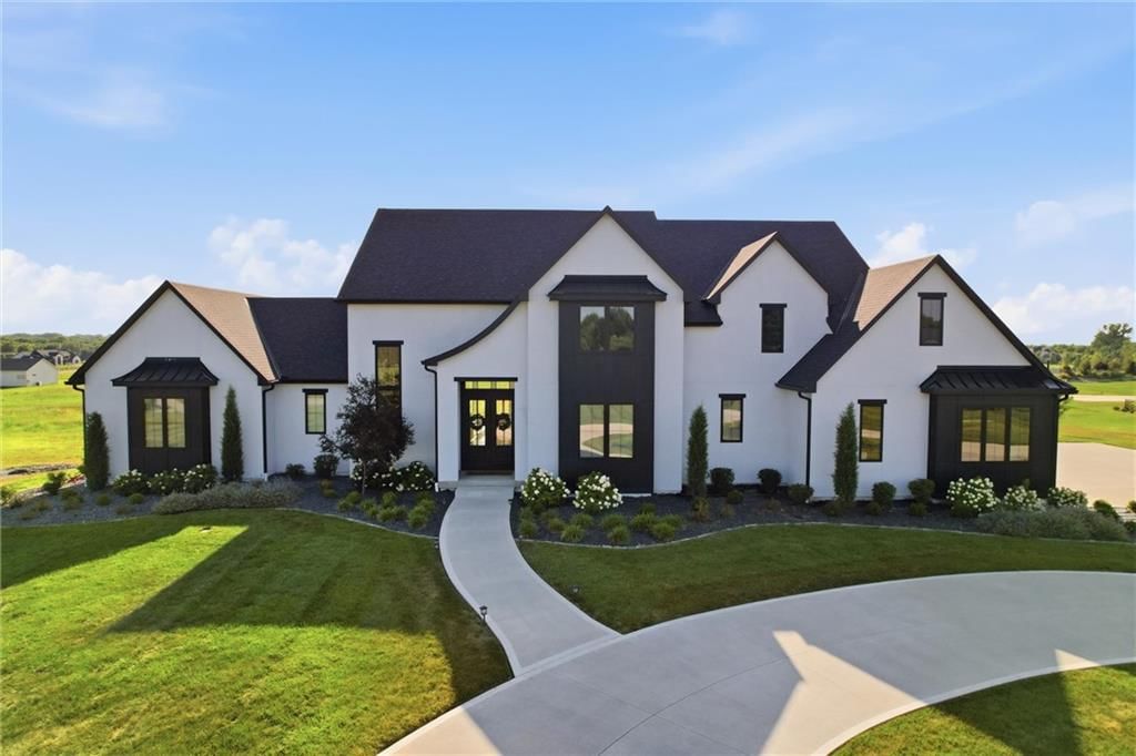 Photo 3 of 80 - 10504 Stonehaus Drive, Lee's Summit, MO 64086