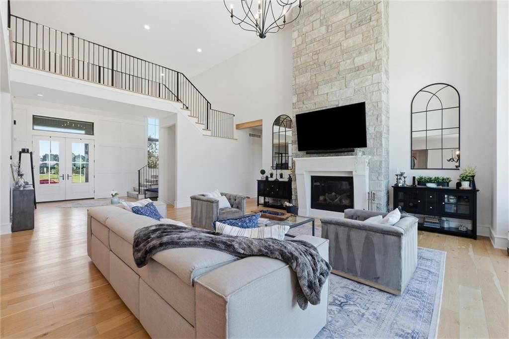 Photo 11 of 80 - 10504 Stonehaus Drive, Lee's Summit, MO 64086