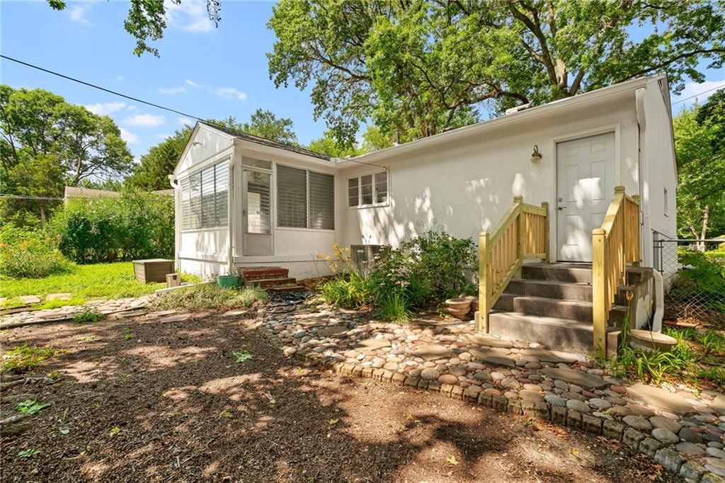 7635 Charlotte Street — photo 9