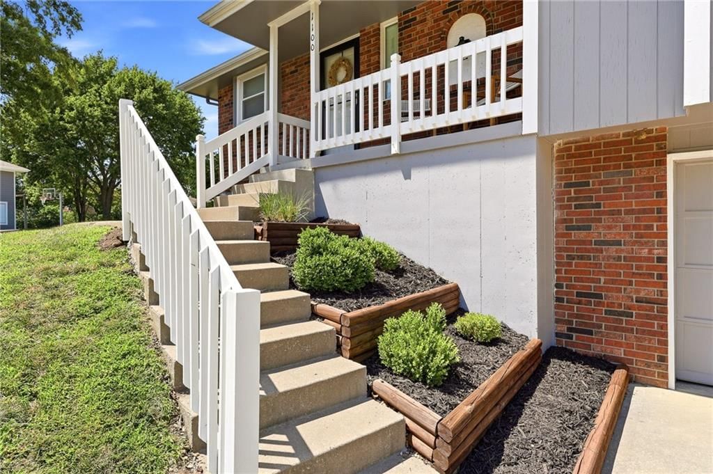 1100 NE Deerbrook Terrace — photo 3