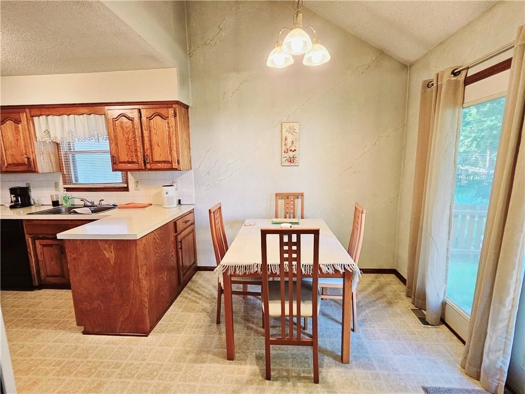 15293 Conser Street — photo 4