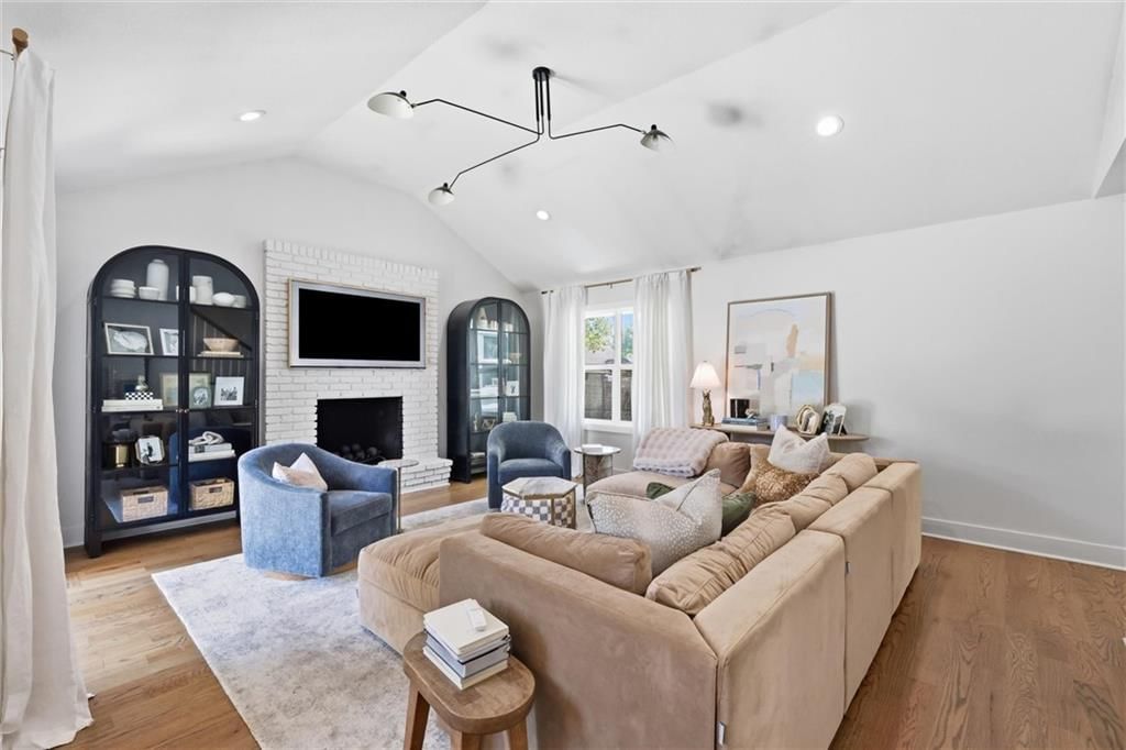 1007 W 113 Terrace — photo 11