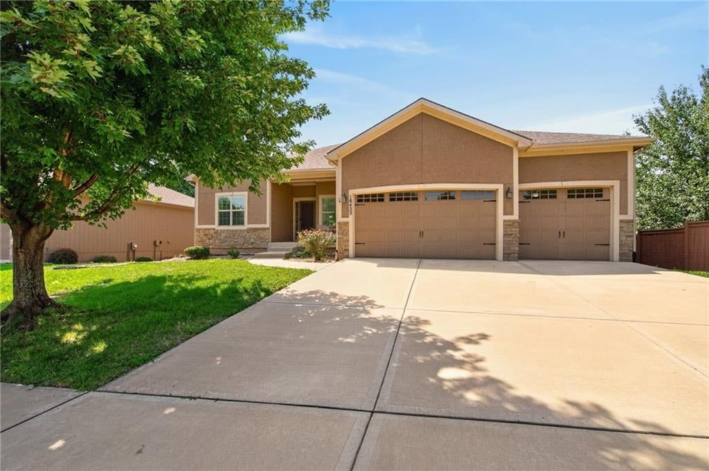 Photo 5 of 46 - 18425 W 193 Terrace, Spring Hill, KS 66083