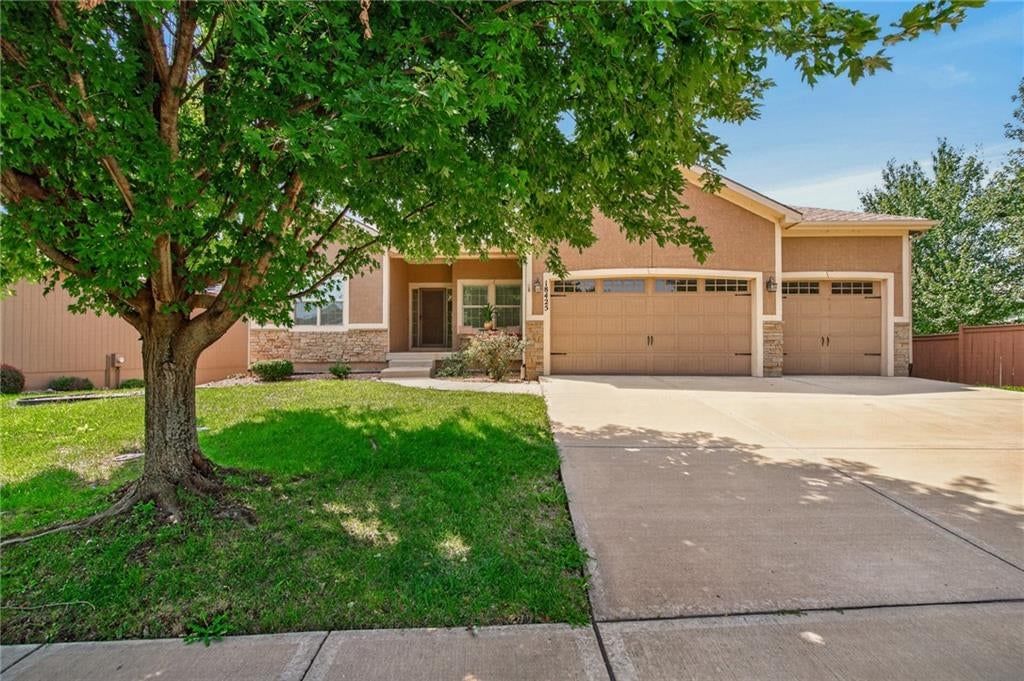Photo 6 of 46 - 18425 W 193 Terrace, Spring Hill, KS 66083