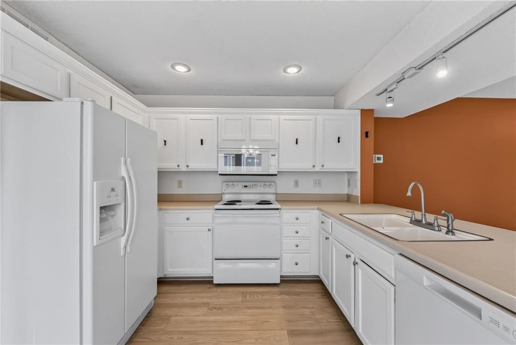 8124 N Elmwood Avenue — photo 7