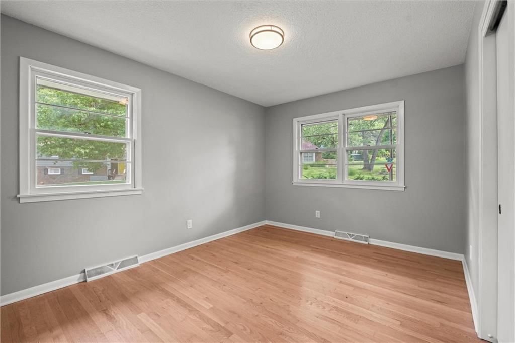6100 Englewood Avenue — photo 23