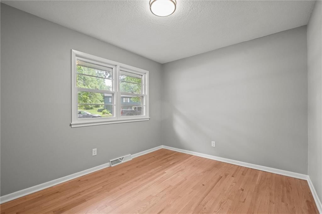6100 Englewood Avenue — photo 24