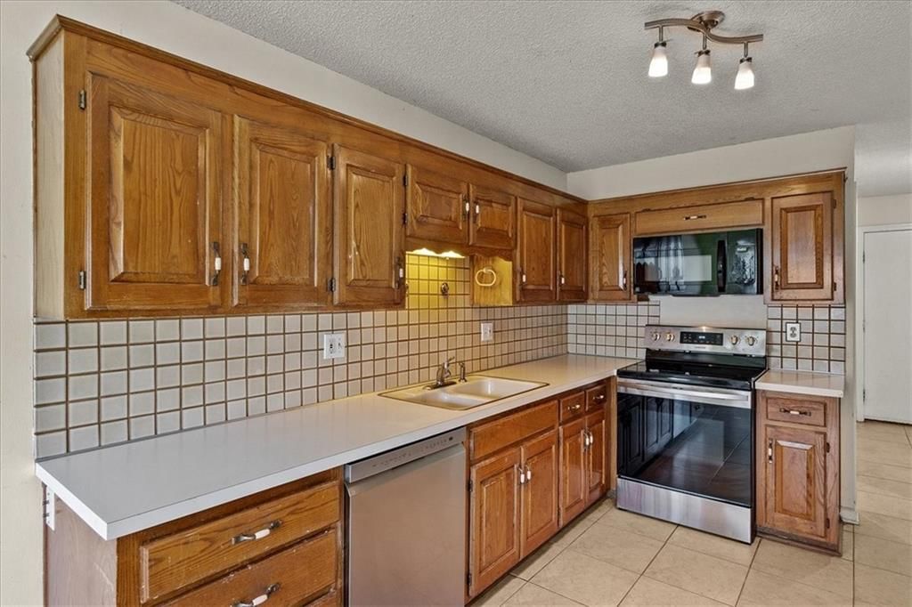 11635 Garnett Street — photo 9