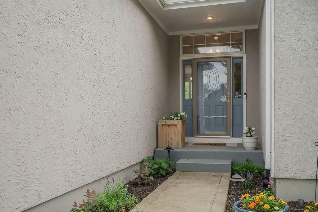 916 SW Lauren Court — photo 2