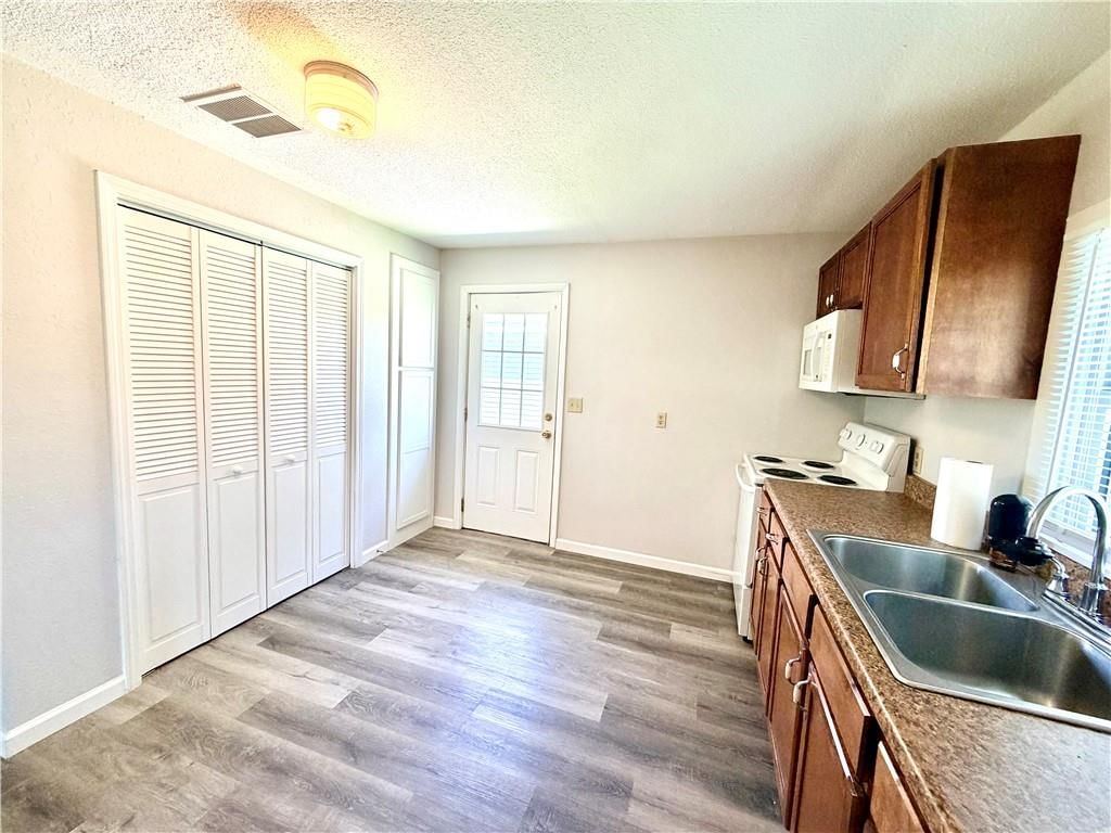 1402 W Walnut Street — photo 15
