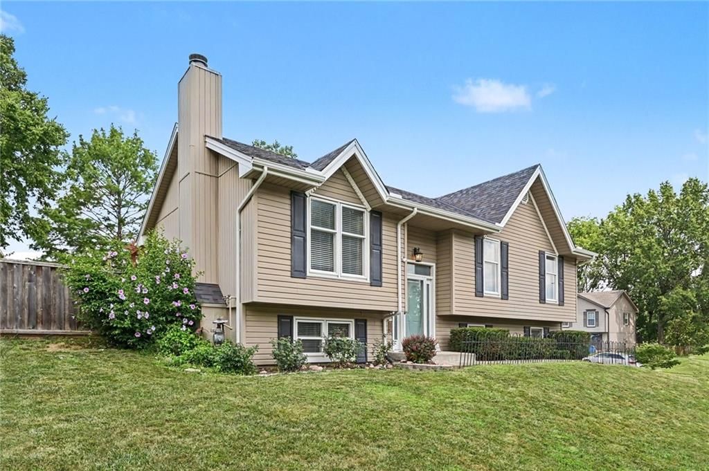 8626 N Wayland Avenue — photo 2