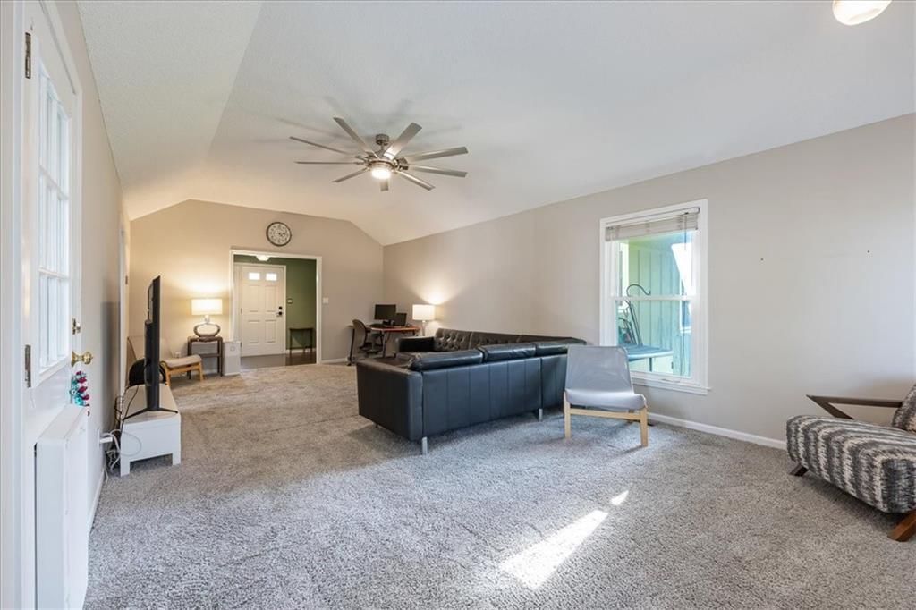 Photo 5 of 25 - 5004 NW 85th Street, Kansas City, MO 64154
