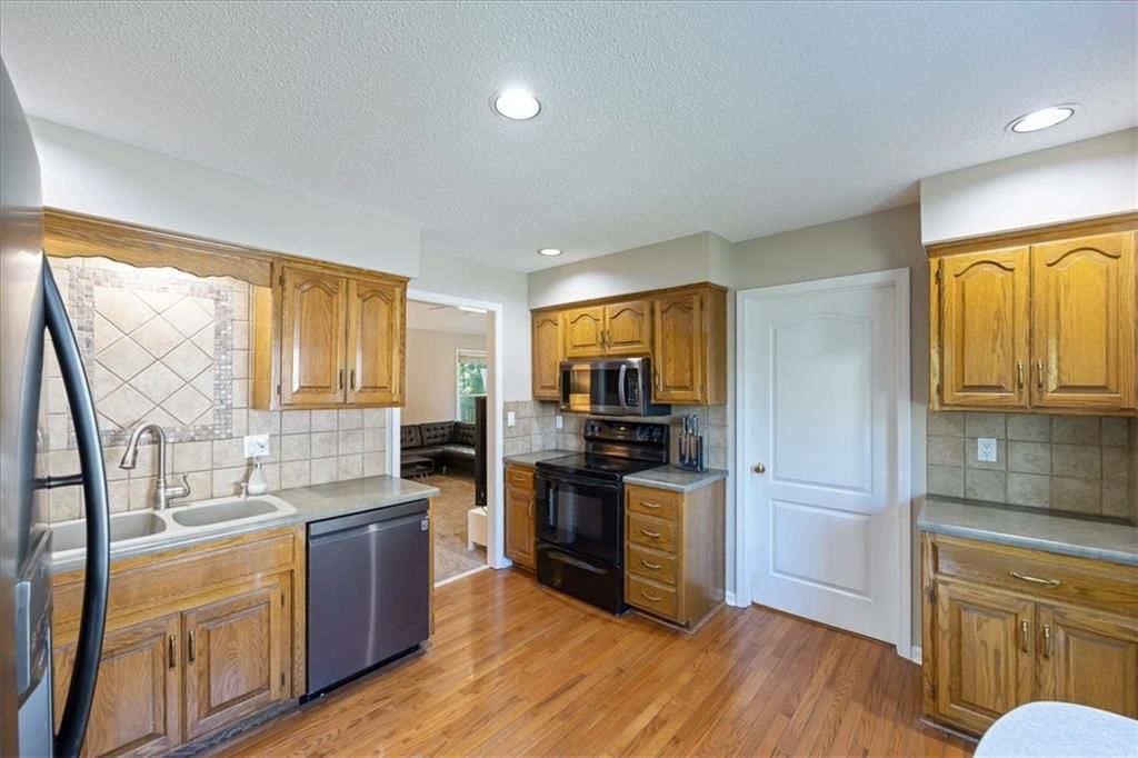 Photo 8 of 25 - 5004 NW 85th Street, Kansas City, MO 64154