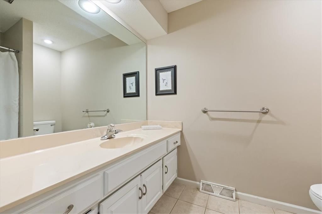 Photo 11 of 25 - 5004 NW 85th Street, Kansas City, MO 64154