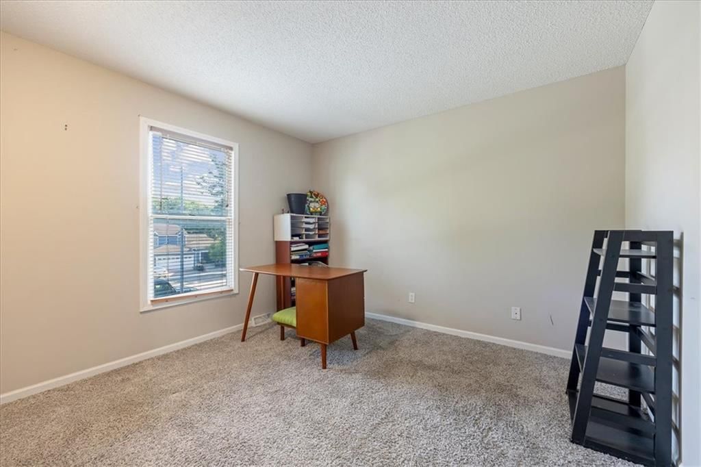 Photo 13 of 25 - 5004 NW 85th Street, Kansas City, MO 64154