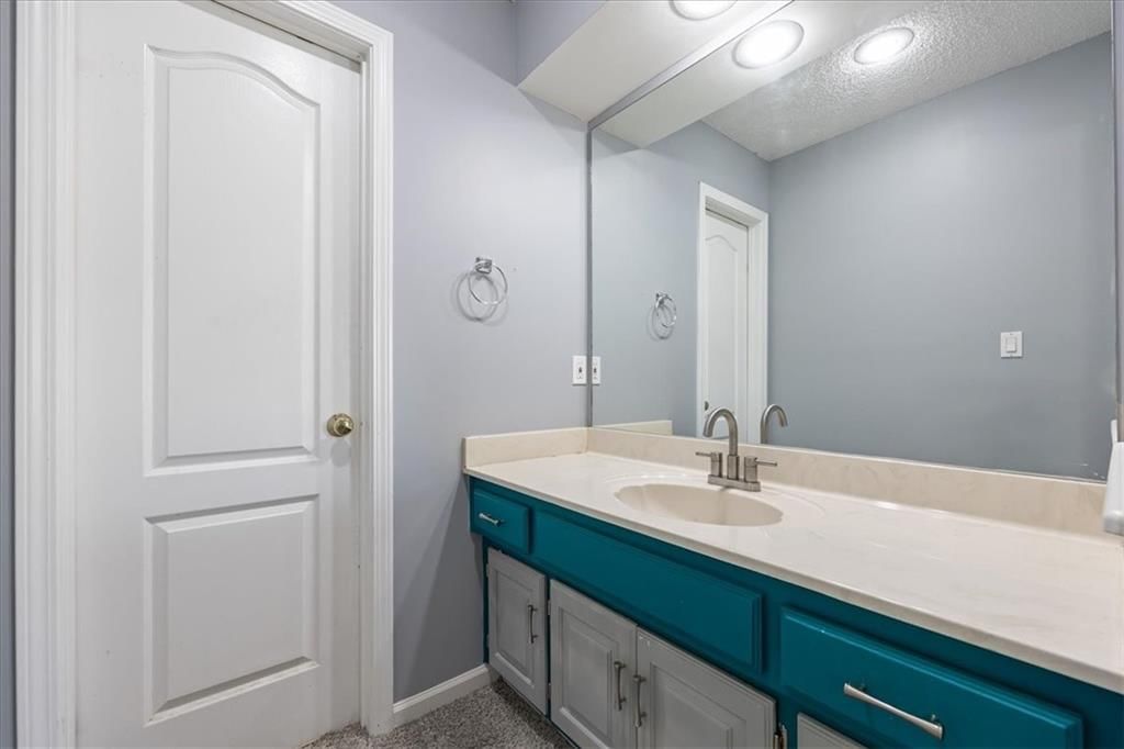 Photo 16 of 25 - 5004 NW 85th Street, Kansas City, MO 64154