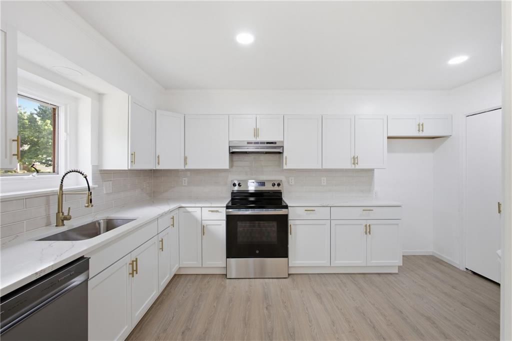 14906 W 89th Street — photo 8