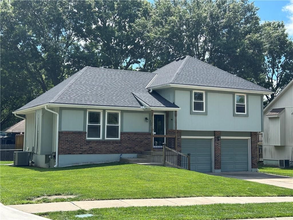 605 SE Westwind Drive — photo 1