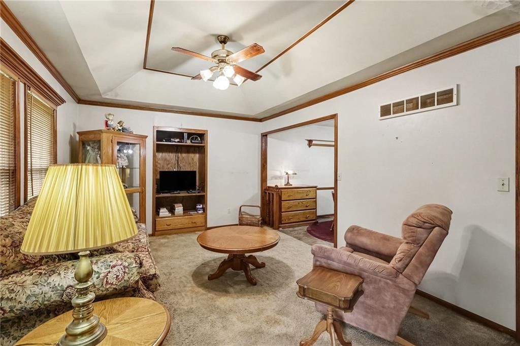 605 SE Westwind Drive — photo 3