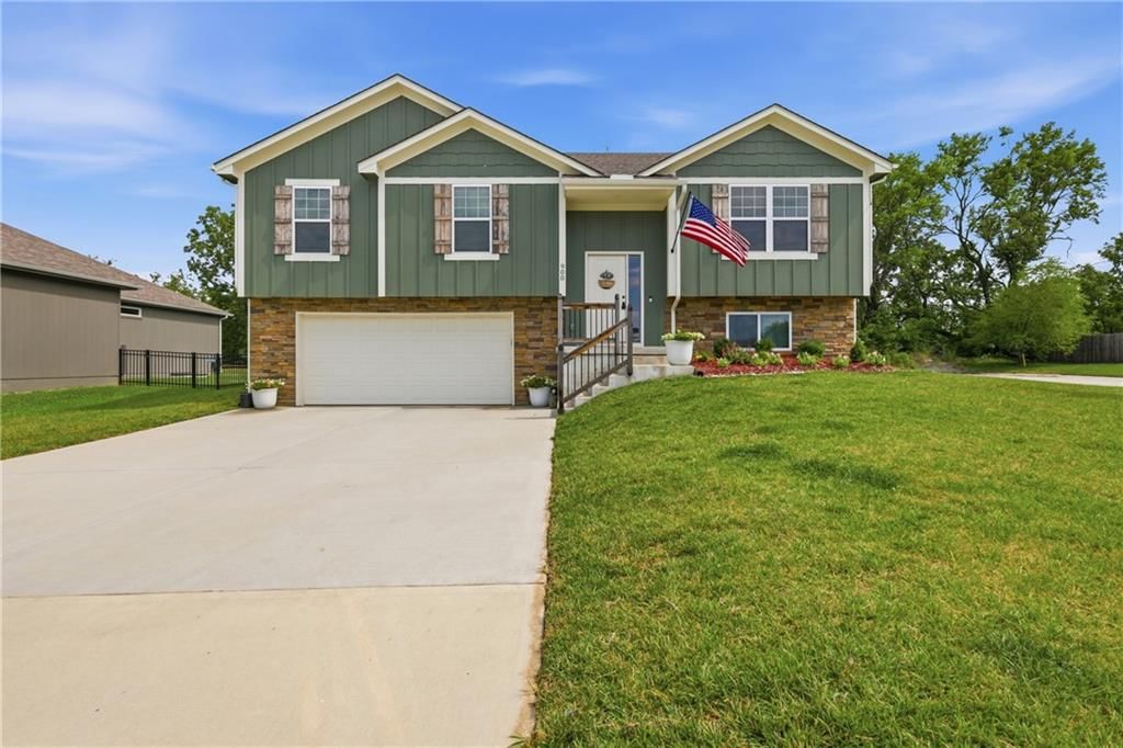 900 Crestwood Drive — photo 1