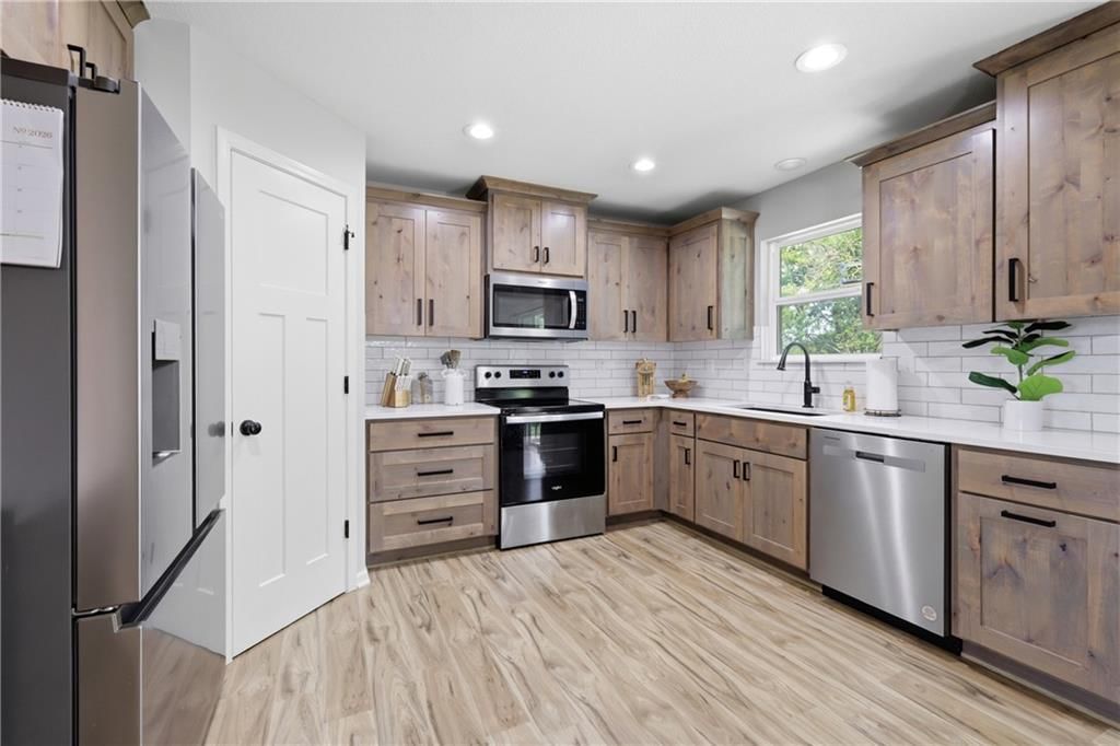 900 Crestwood Drive — photo 12