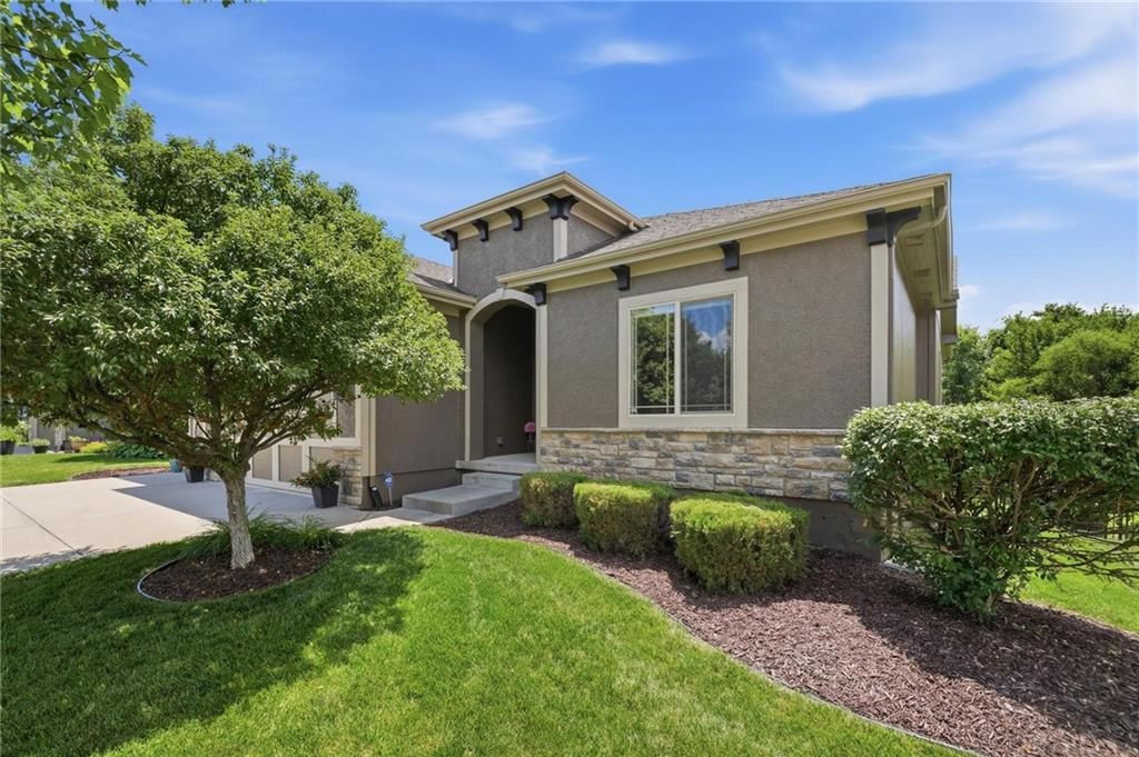 404 SE Mill Creek Drive — photo 1